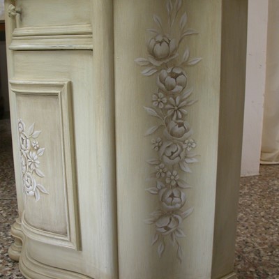 mobile laccato e decorato